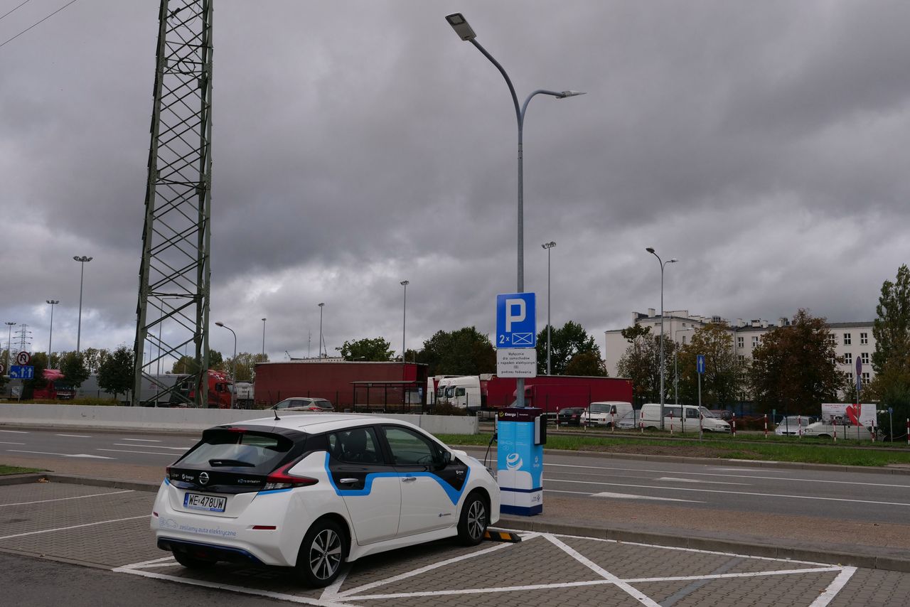 W Gdyni naładujesz samochód z latarni. Pierwsza taka stacja już działa