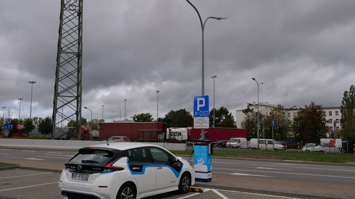 Instalacja stacji ładowania w słupie oświetleniowym pozwala zaoszczędzić nie tylko czas ale i pieniądze