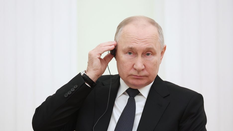Russian President Vladimir Putin listens to Iraqi Prime Minister Mohammed Shia Al Sudani(not pictured) during their meeting at the Kremlin in Moscow, Russia, 10 October 2023. To resolve the Palestinian-Israeli conflict, it is necessary to implement the decisions of the UN Security Council on the creation of an independent sovereign Palestinian state, Putin said. Rocket barrages were launched from the Gaza Strip early 07 October 2023 in a surprise attack claimed by the Islamist movement Hamas. EPA/SERGEI BOBYLEV/SPUTNIK/KREMLIN POOL MANDATORY CREDIT Dostawca: PAP/EPA.