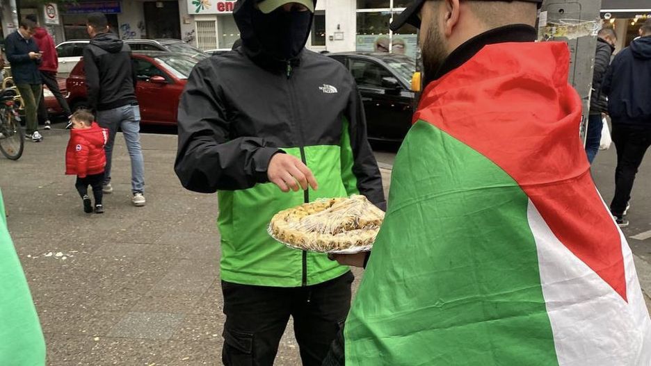 Sympatycy Hamasu rozdają słodycze w Berlinie / fot. Samidoun Deutschland