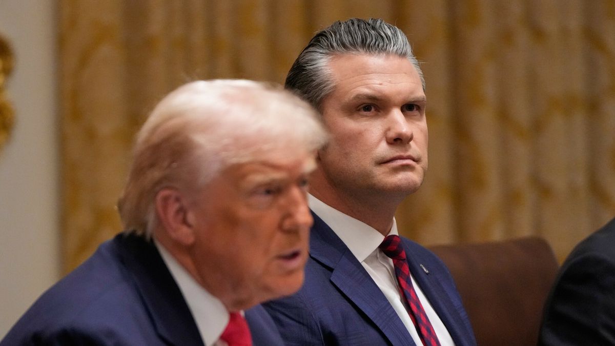 Prezydent USA Donald Trump oraz sekretarz obrony Pete Hegseth