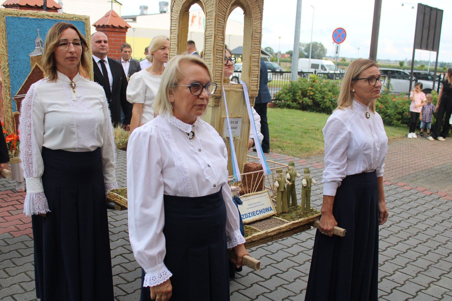Dożynki parafialno-wiejskie w Zdziechowie. Najpierw msza święta, potem wspólne biesiadowanie na boisku przy OSP
