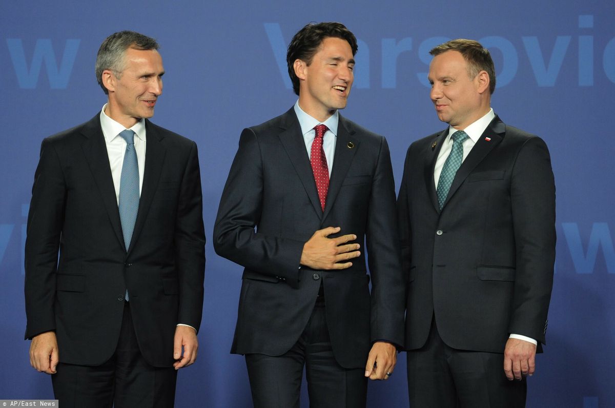 Na zdjęciu znajdują się (od prawej): sekretarz generalny NATO Jens Stoltenberg, premier Kanady Justin Trudeau i prezydent Polski Andrzej Duda. Cała trójka została wkręcona przez rosyjskich komików