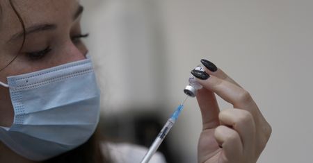 Wariant Delta. Niepokojące wyniki badań szczepionek Pfizer i AstraZeneca