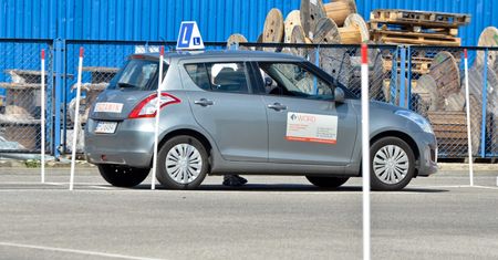 Coraz chętniej wybierane kursy na kat. B z automatem. Sprawdziliśmy cenę i ograniczenia