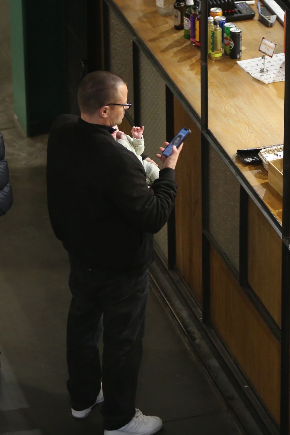 Marcin Hakiel z rodziną na mieście