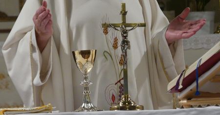 Ile Polacy dają na tacę? Wyniki sondażu nie pozostawiają złudzeń