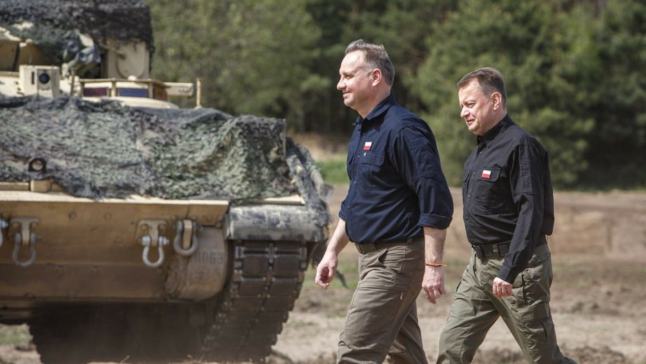 Nowogród, 19.05.2022. Wizyta prezydenta Andrzeja Dudy, ministra obrony narodowej Mariusza Błaszczaka i ambasadora USA w Polsce Marka Brzezińskiego na ćwiczeniach DEFENDER-Europe 2022