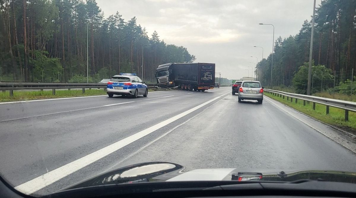 TIR wjechał w barierki.