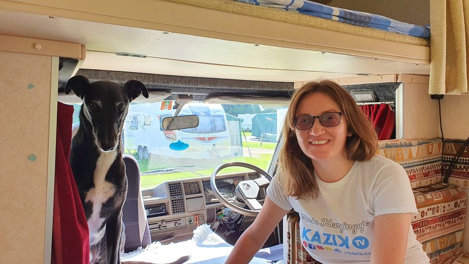 Kasia z psem w kamperze