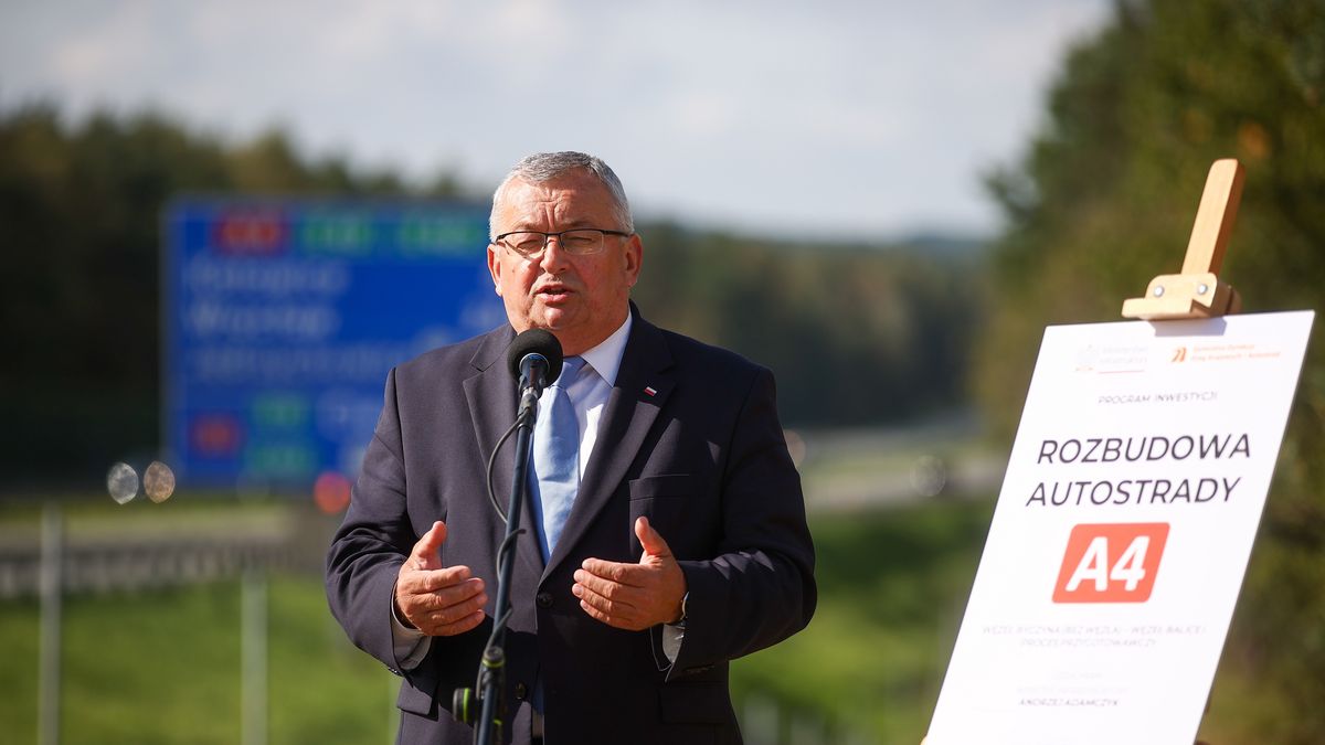 Rudno, 06.10.2023. Minister infrastruktury Andrzej Adamczyk podczas konferencji dotyczącej rozbudowy autostrady A4, 6 bm. w miejscowości Rudno. (amb) PAP/Łukasz Gągulski