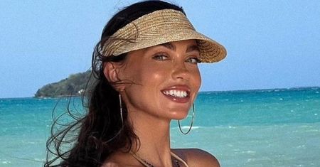 Pozowała w bikini. "Powycinana" narzutka była "wisienką na torcie"