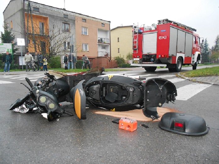 Zderzenie samochodu osobowego ze skuterem