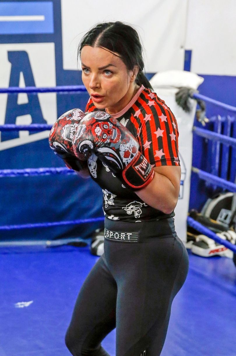 Kamila Wybrańczyk w pocie czoła trenuje tajski boks