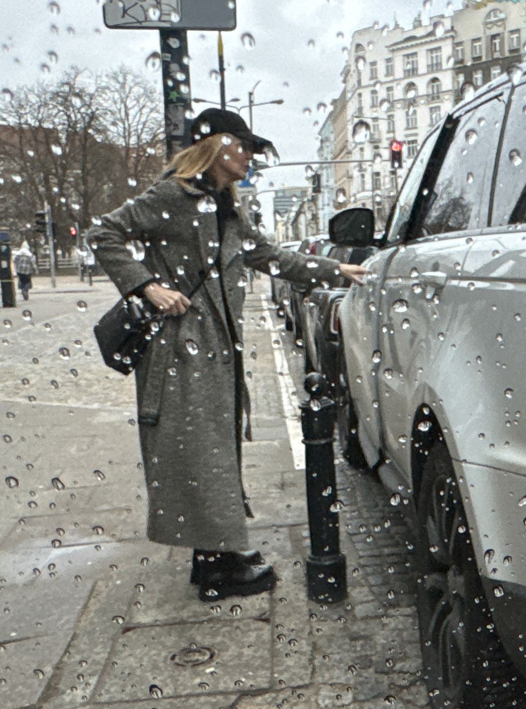 Beata Ścibakówna parkuje w niedozwolonym miejscu