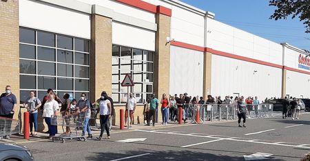 Kolejki i puste półki. Wielka Brytania w panice przed drugą blokadą