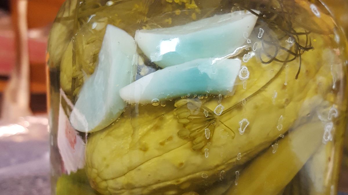 Siny czosnek w słoiku z ogórkami