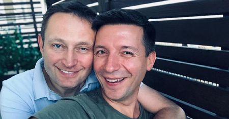 Zaraz ogłoszą szczęśliwą nowinę? Paweł Rabiej na sesji z partnerem
