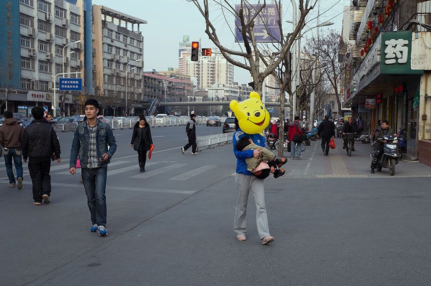 Tao Liu - fotograf amator z Chin, który stał się znany, dzięki humorystycznej fotografii ulicznej 6