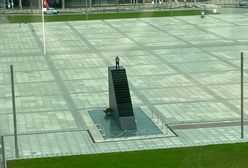 Mężczyzna wszedł na pomnik smoleński i groził wysadzeniem się. Akcja służb w Warszawie