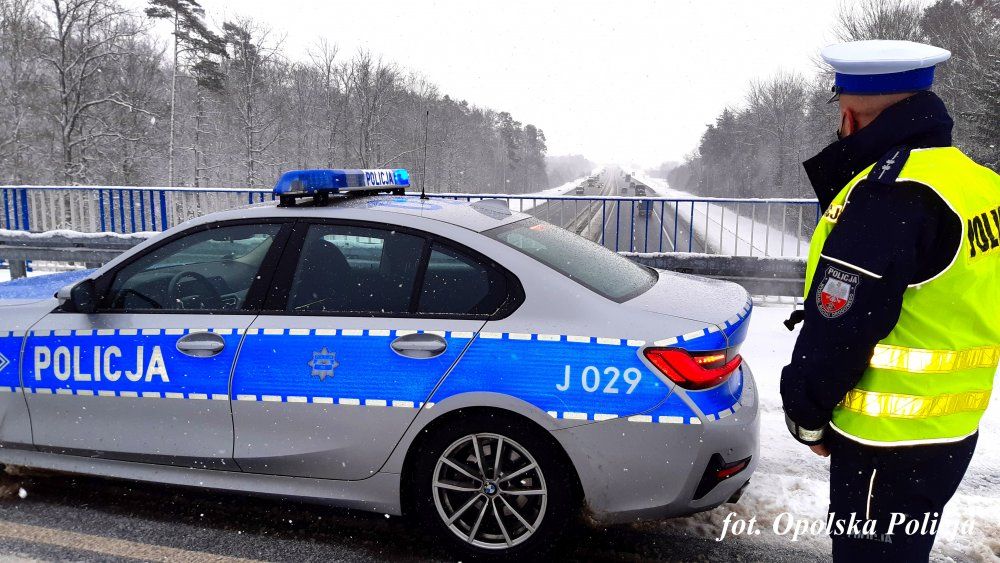 Policja kontroluje odstęp między pojazdami na autostradzie A4