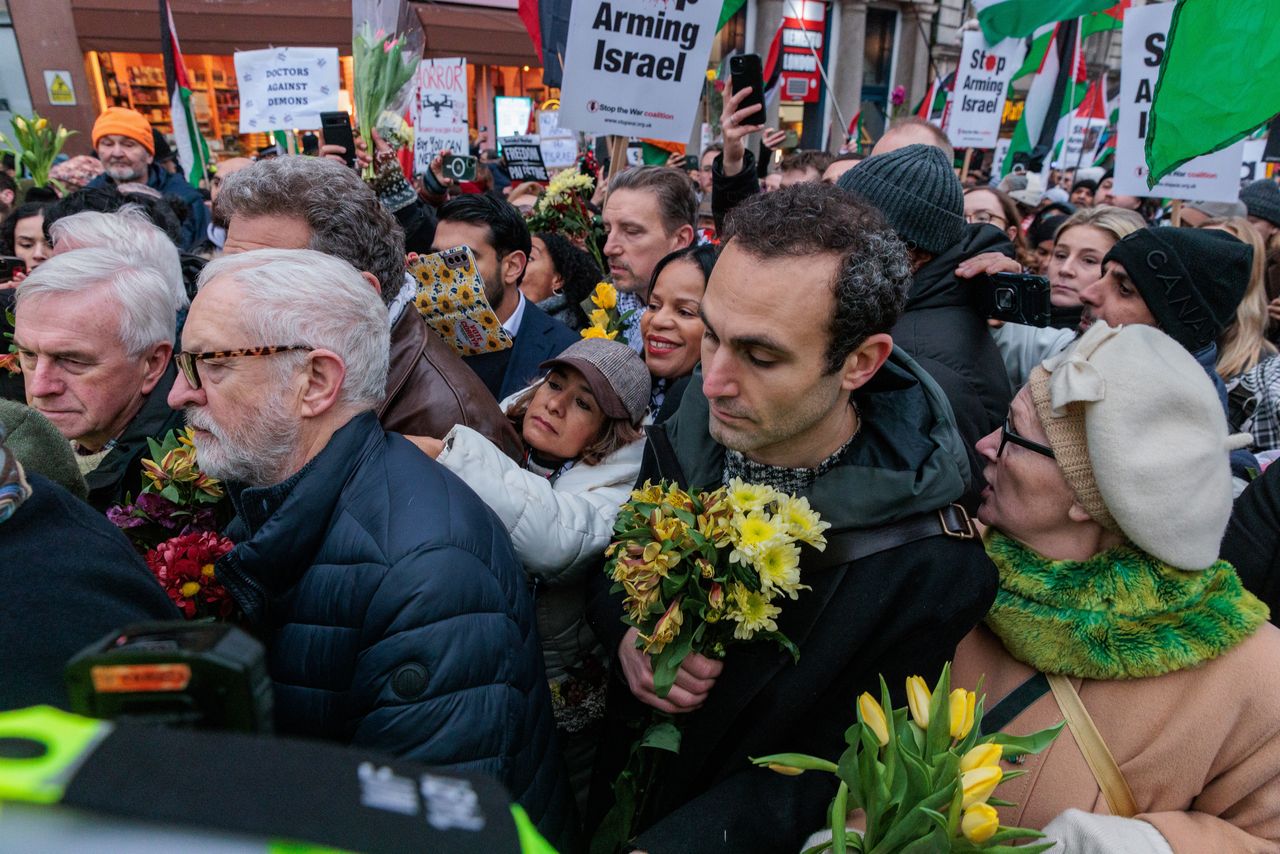 Khalid Abdalla podczas styczniowego marszu w Londynie