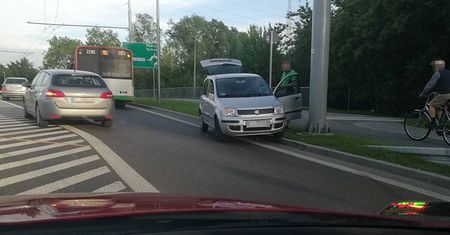 Nie spojrzał w lusterko podczas zmiany pasa ruchu. Zderzył się z autobusem
