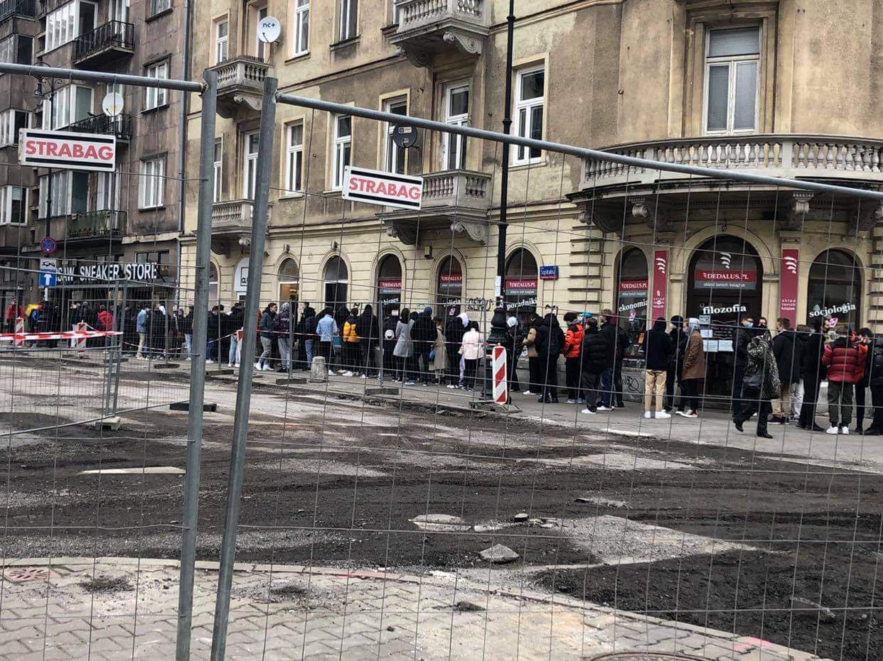 Kolejka wzbudzała zainteresowanie warszawiaków