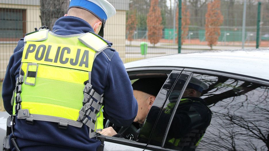 Policjanci byli w szoku. Tyle dzieci przewoził autem. Zdjęcie ilustracyjne