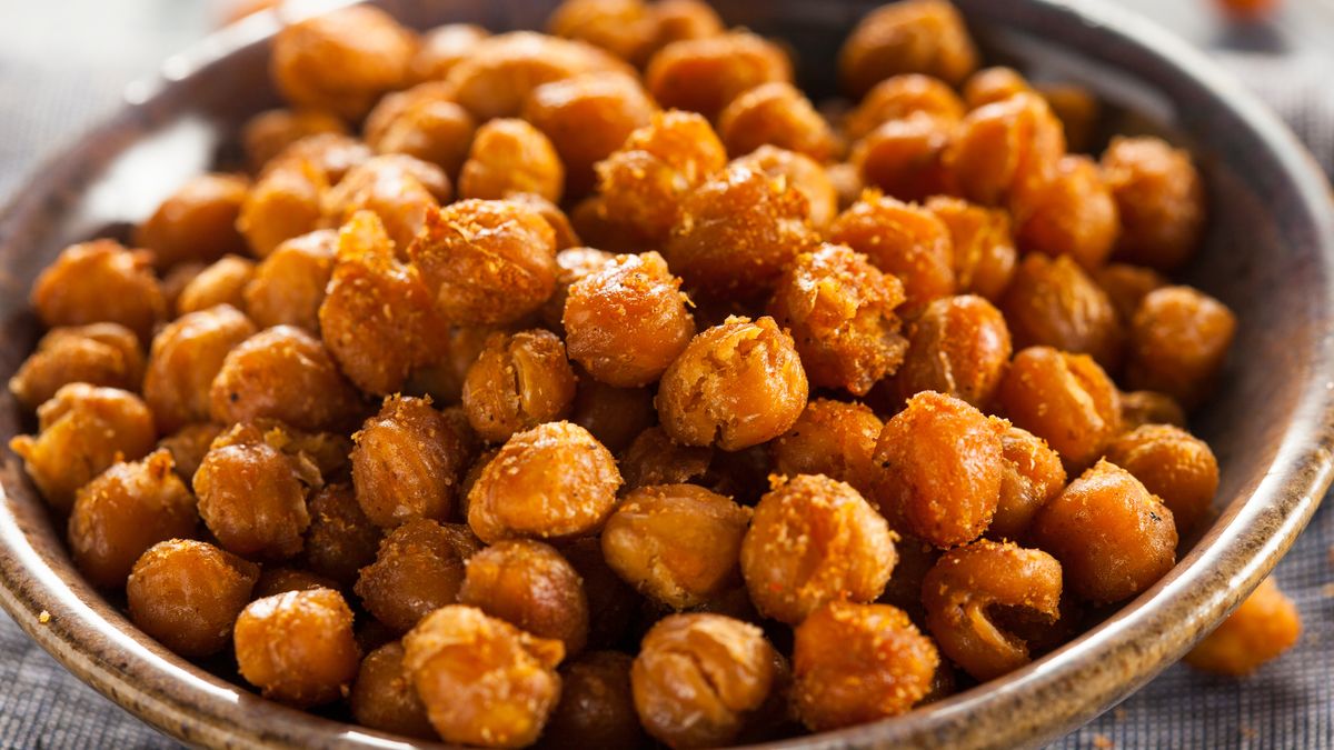 Prażona ciecierzyca świetnie smakuje z kremem pomidorowym 