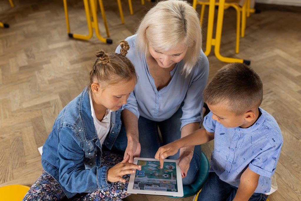 "Moc działania razem" to hasło przewodnie programów edukacyjnych Orange.