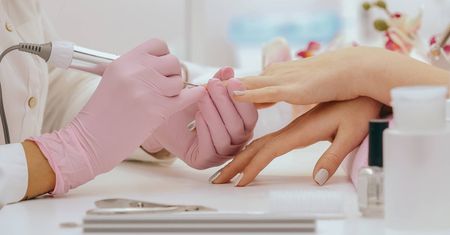 Twoja manikiurzystka tak robi? Z takiego salonu lepiej uciekać