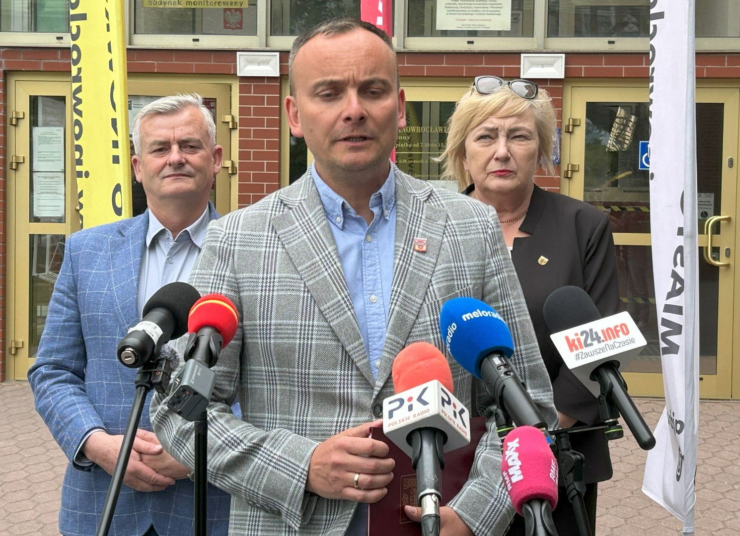 Migawka z konferencji prasowej na temat dobrego skomunikowania miasta i powiatu. Prezydent Inowrocławia i starosta inowrocławski walczą o przebudowę węzła drogowego, by nie utrudniał mieszkańcom powiatu inowrocławskiego wjazdu na autostradę A1 oraz o wybudowanie w pierwszym etapie trasy Via Pomerania do Inowrocławia