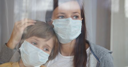 COVID-19 a kwarantanna. Zaskakujące, ile powinna trwać naprawdę