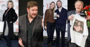 Gwiazdy na premierze w teatrze Tomasza Karolaka: Ewa Kasprzyk, świętujący 60-lecie na scenie Daniel Olbrychski i Robert Śmigielski z partnerką (?) (ZDJĘCIA)