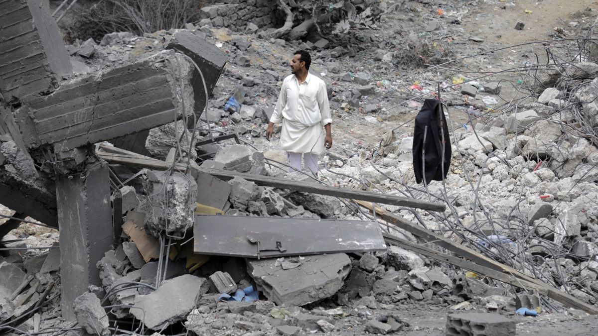 A man inspects the damage around a building after US airstrikes in Sana'a, Yemen, 24 March 2025. The Ministry of Health, controlled by the Houthi administration in Sana'a, reported that at least one person was killed and some 15 others were injured in a US airstrike on a residential building in the Ma'in district. EPA/OSAMAH YAHYA Dostawca: PAP/EPA.