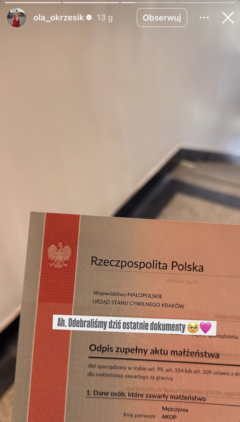 Ola Okrzesik pokazuje akt małżeństwa