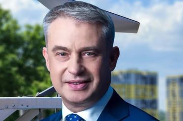Krzysztof Gawkowski na tle anteny do Starlinka
