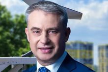 Krzysztof Gawkowski na tle anteny do Starlinka