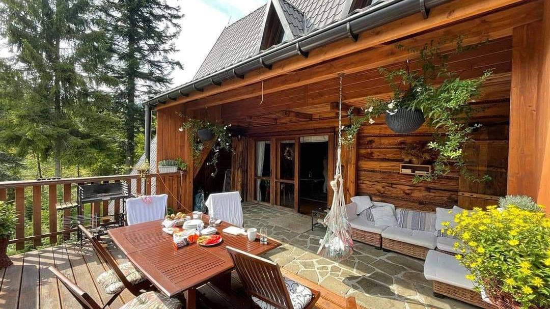 Poprzedni właściciele wybudowali taras, jednak sama Gierkówka nie straciła uroku willi sprzed lat