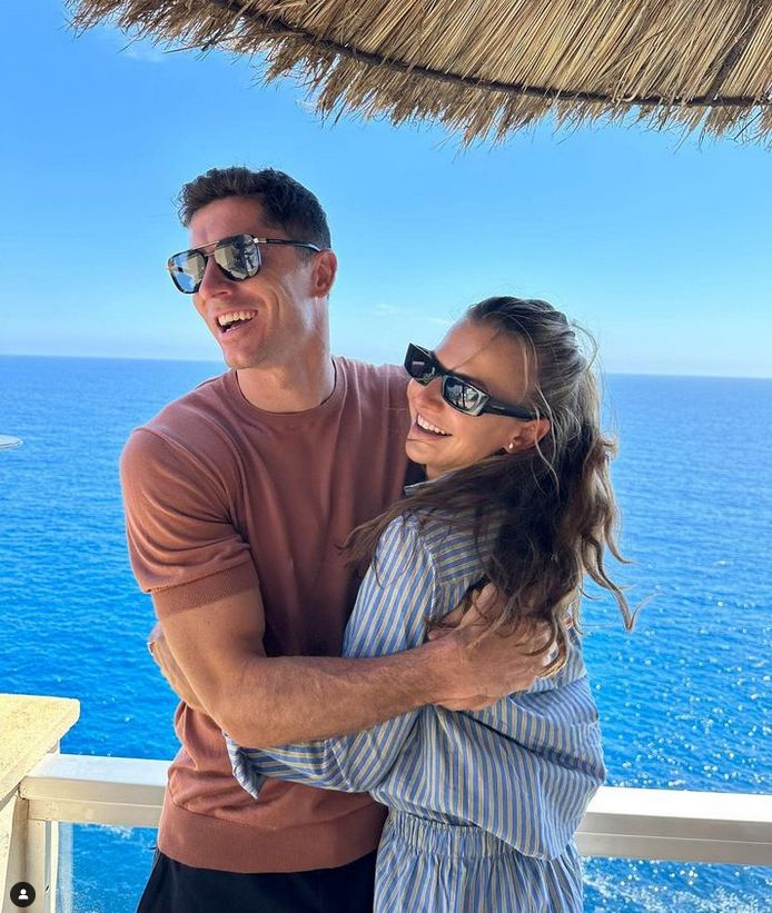 Anna i Robert Lewandowscy z córkami