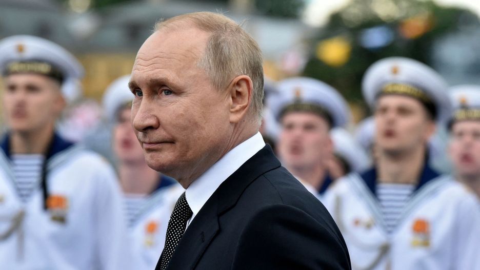 W?adimir Putin podczas ?wi?ta Marynarki Wojennej Rosji w Sankt Petersburgu
Russia's President Vladimir Putin (C) reviews naval troops as he attends the main naval parade marking the Russian Navy Day, in St. Petersburg on July 31, 2022. (Photo by Olga MALTSEVA / AFP)
OLGA MALTSEVA