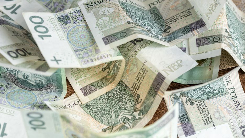 W kopercie było prawie 30 tys. zł. Pieniądze fruwały na ulicy