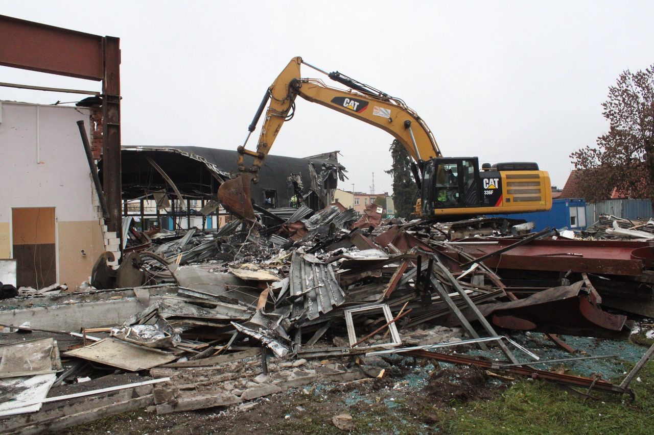 Koszalin: Dawny Zodiak znika w oczach. Koparka rozebrała już niemal cały obiekt przy ul. Franciszkańskiej