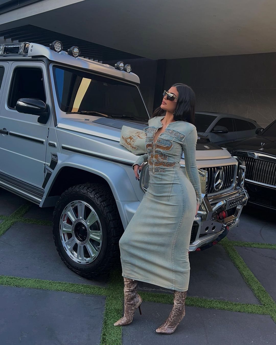 Kylie Jenner wybrała jeansową sukienkę o oryginalnym kroju 