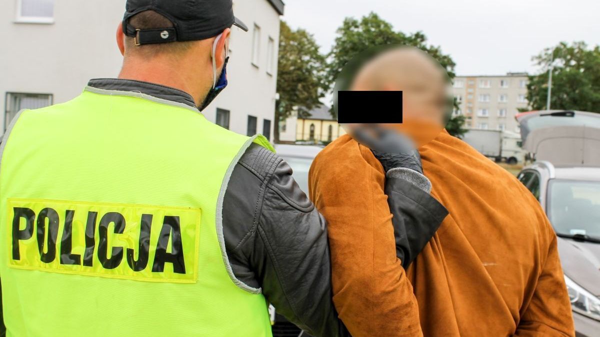 32-latek wyrzucał narkotyki z auta