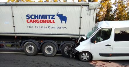 Wypadek busa z ciężarówką na S7 w Skarżysku-Kamiennej, 6 osób zabranych do szpitala