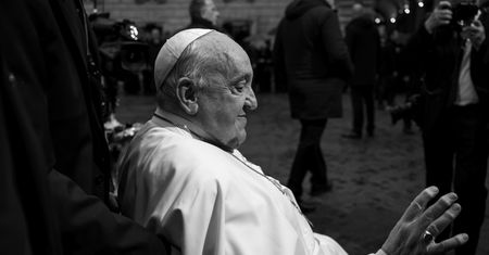 Kto zarządza Watykanem po śmierci papieża? To on zadba o wybór nowego papieża