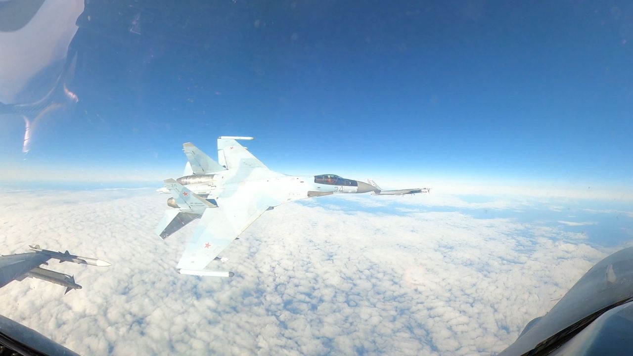 Rosyjski Su-35 widoczny z kabiny amerykańskiego myśliwca