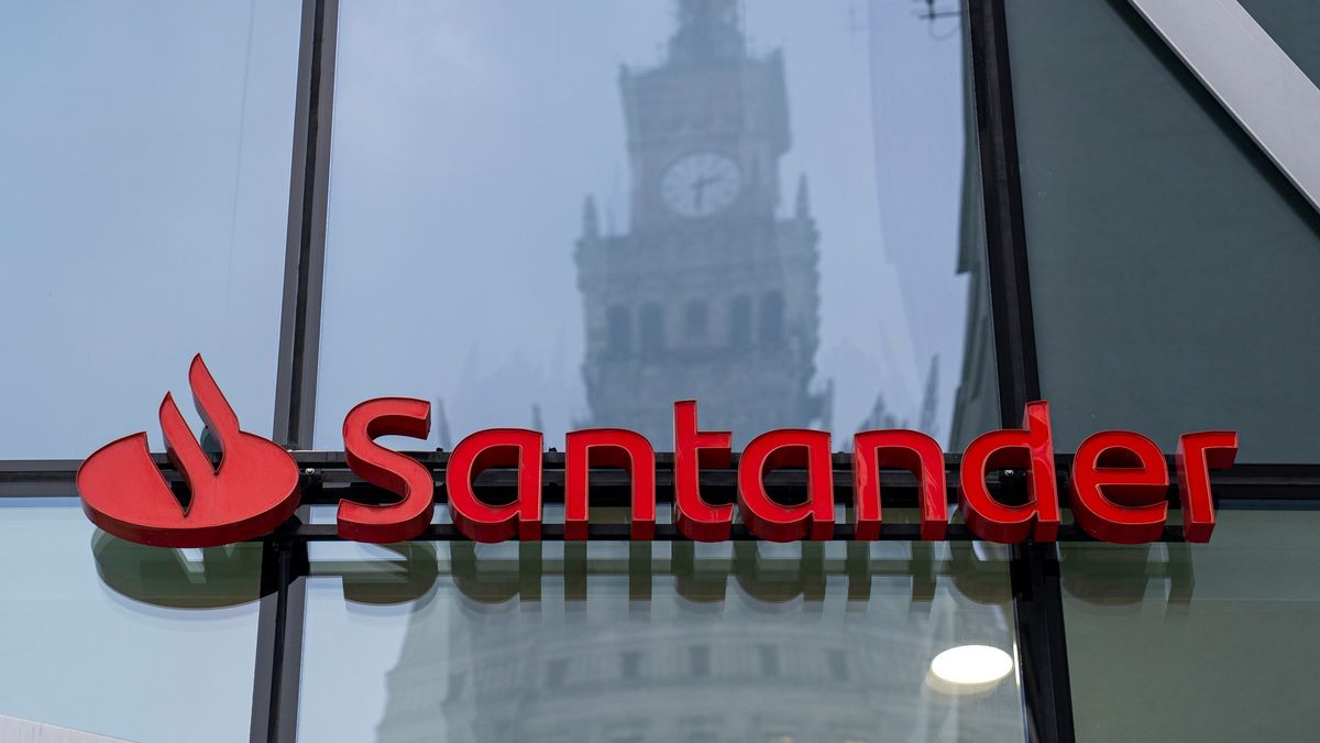 A Santander Bank Polska SA bank branch in Warsaw, Poland, on Wednesday, Jan. 7, 2026. Poland's central bank is due to announce its next interest rate  decision on Jan. 14. Photographer: Damian Lemanski/Bloomberg via Getty Images